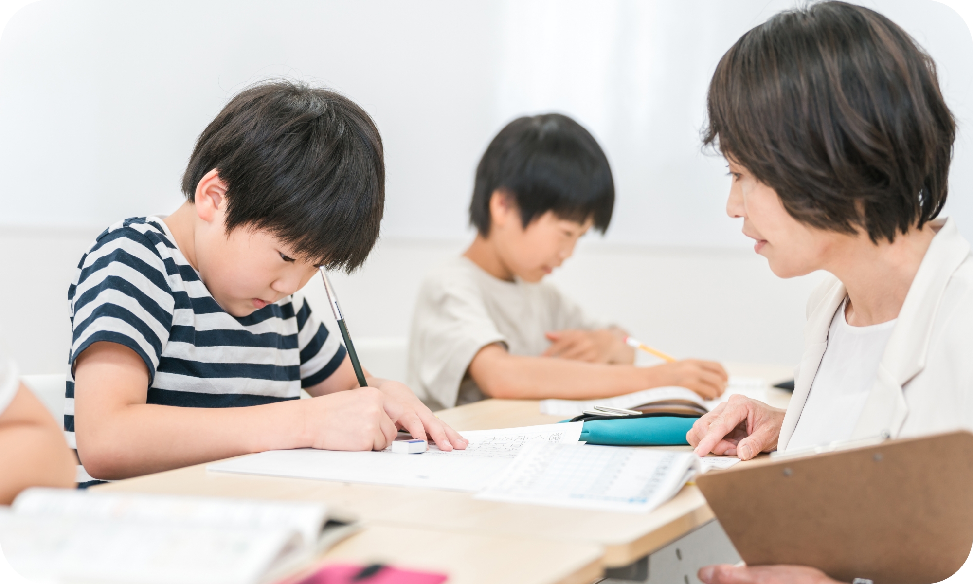 「できた！」の笑顔が輝く、楽しい学びの教室。