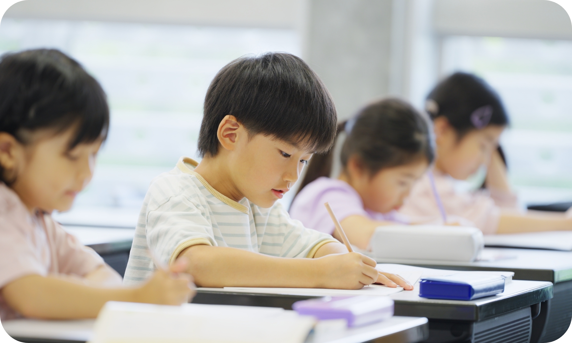 「できた！」の笑顔が輝く、楽しい学びの教室。